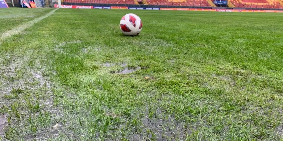 Las fuertes lluvias en los últimos días en Santiago, obligaron a suspender el duelo entre Universidad Católica y Santiago Wanderers por Copa Chile.