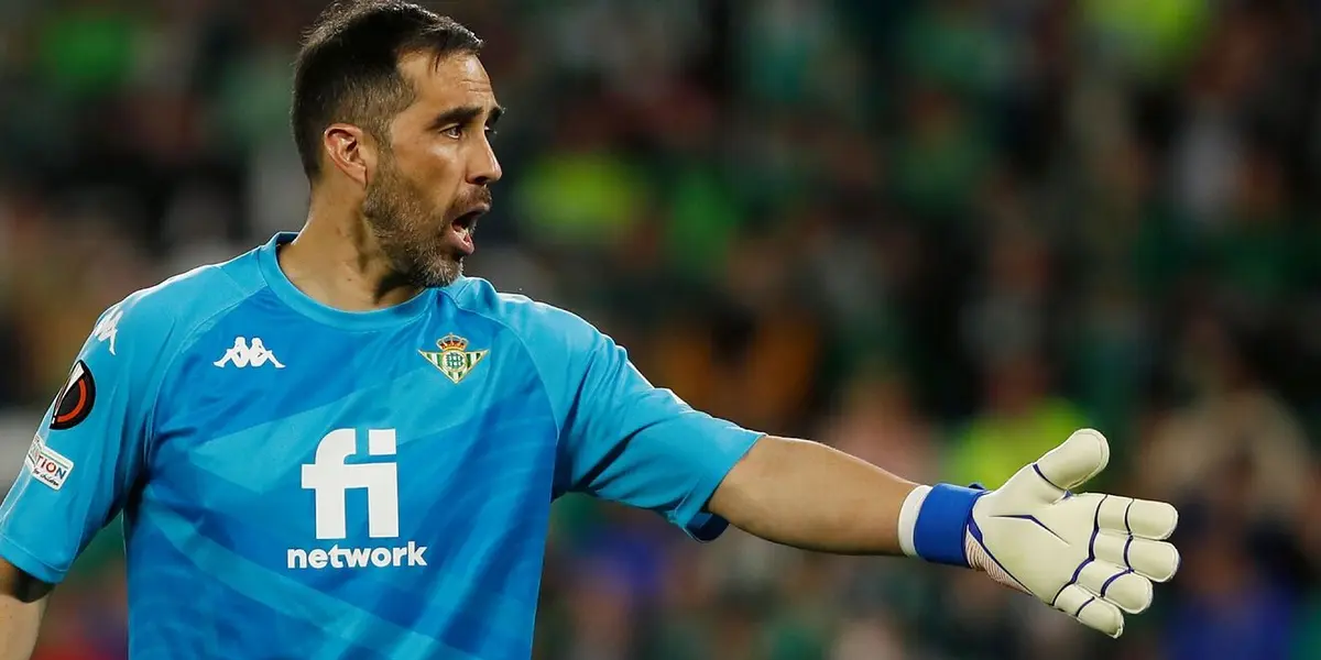 Claudio Bravo continua siendo una de las figuras en el Real Betis que dirige Manuel Pellegrini