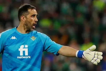 Claudio Bravo continua siendo una de las figuras en el Real Betis que dirige Manuel Pellegrini