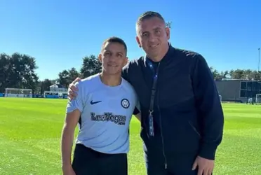 El ex DT de Ñublense tuvo una gira europea dónde visitó entre otros a Alexis que lo recibió de esta forma. 