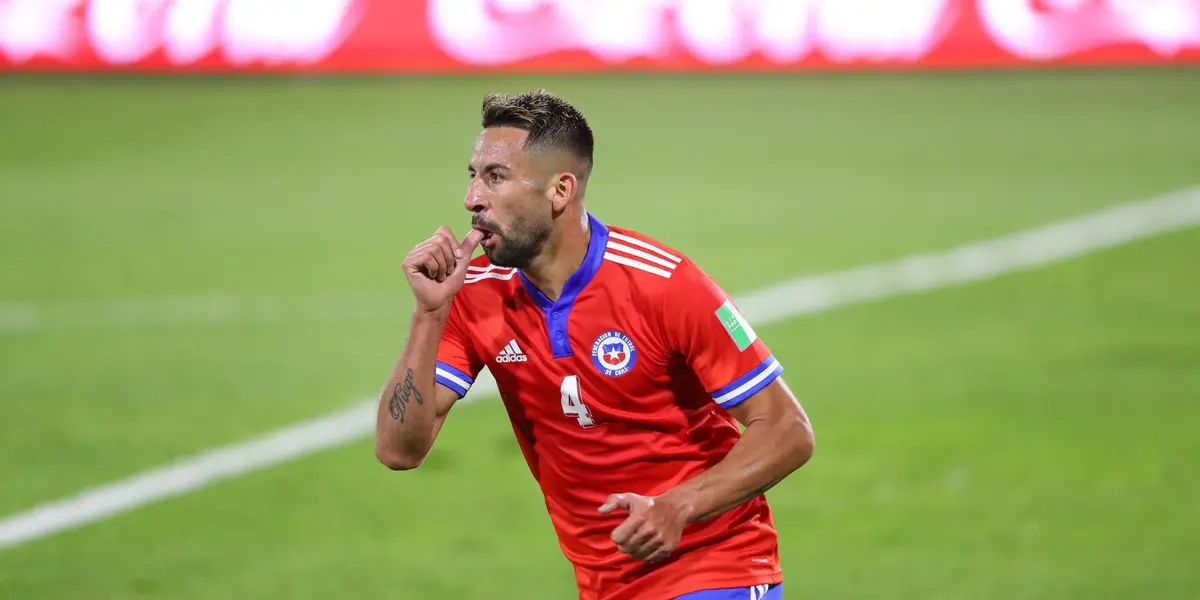 El lateral de La Roja causó sorpresa al estar entrenando en Juan Pinto Durán.