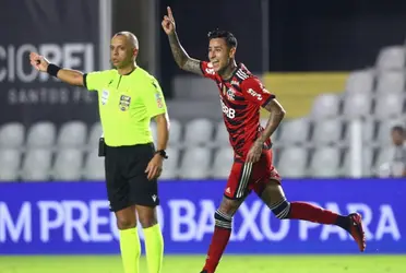 Erick Pulgar fue figura en el triunfo del Flamengo por 3-2 en su visita a Santos por la fecha 12 del Brasileirao.