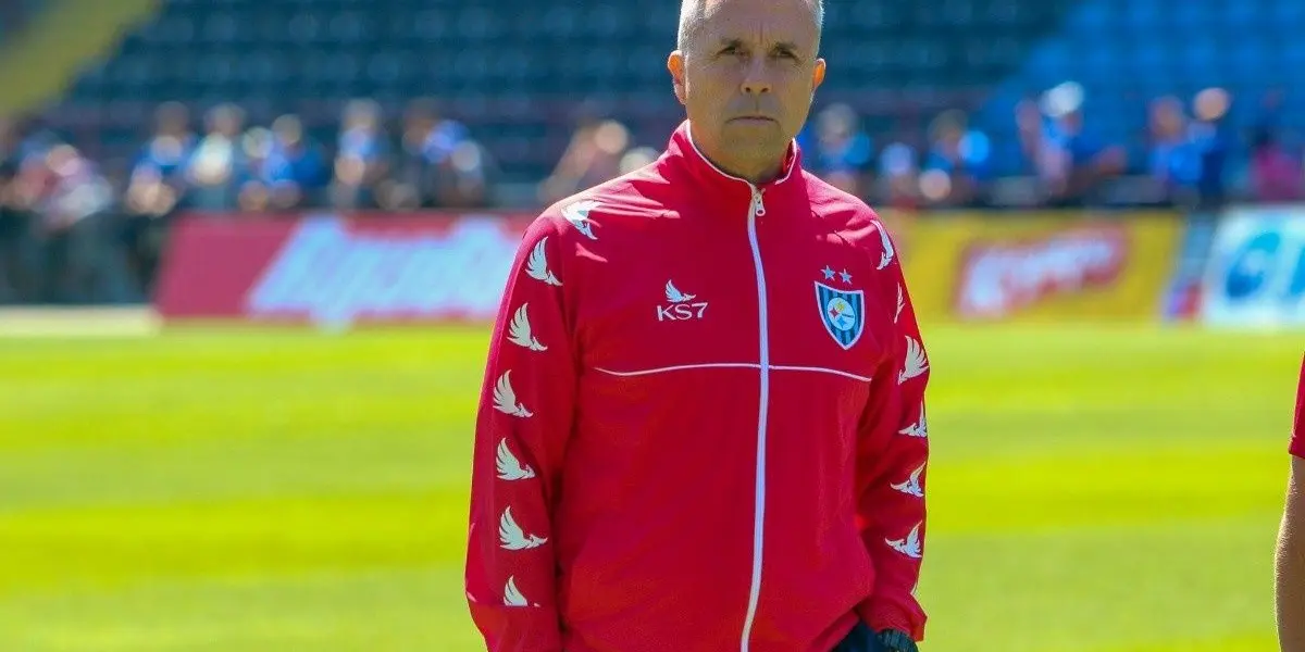 Huachipato vive un gran presente en el fútbol chileno, pero su entrenador se molestó con una situación que involucra al club y jugadores de la selección nacional.