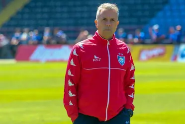 Huachipato vive un gran presente en el fútbol chileno, pero su entrenador se molestó con una situación que involucra al club y jugadores de la selección nacional.