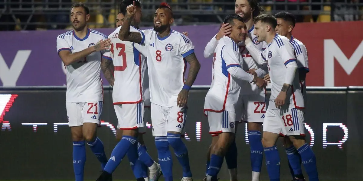 La selección chilena aplastó al combinado dominicano, destacando el desempeño de Ben Brereton y Bruno Barticciotto.