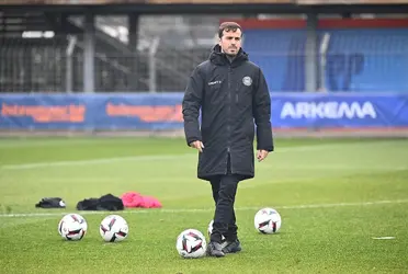 Un nuevo entrenador tendría uno de los mejores jugadores chilenos en el viejo continente.